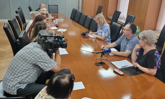 Започва миене, ремонт и арамотизиране с лавандулова вода на контейнерите за смесени битови отпадъци в община Шумен