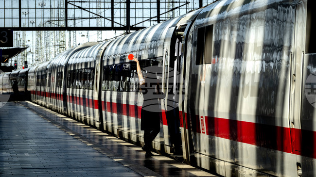 Мъж е ударен от влак в Германия, докато гледал в телефона си