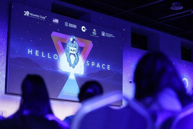 Former NASA Astronaut Michael Lopez-Alegria Answers Students' Questions at Hello Space 4.0 Youth Science Festival in Sofia