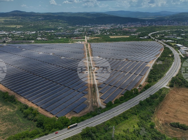 Парламентът прие на второ четене промени в Закона за енергията от възобновяеми източници, с част от които се опростяват срокове и административни процедури