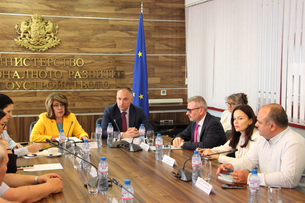 МРРБ: Държавата предприема спешни действия за решаване на проблема с авариралия колектор край Албена