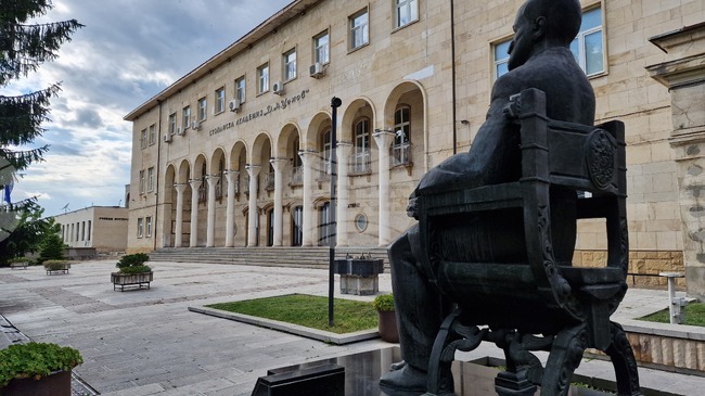 Стопанската академия в Свищов започна дарителска кампания за 90-годишнина си