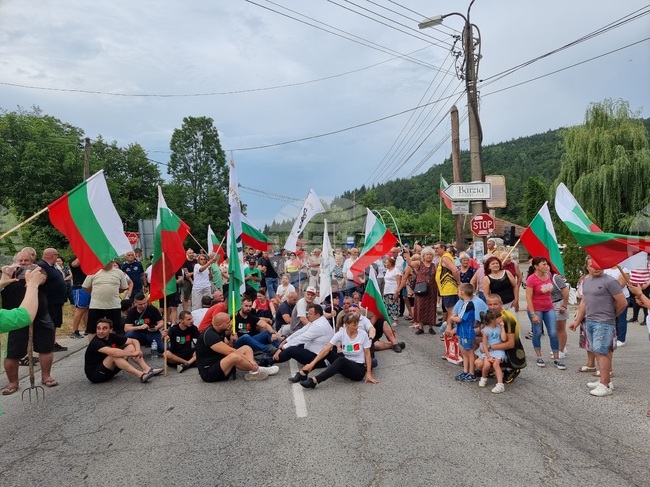  Село Бързия - преминаване на тирове през прохода Петрохан - протест