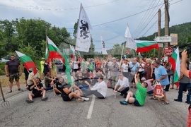 Село Бързия - преминаване на тирове през прохода Петрохан - протест