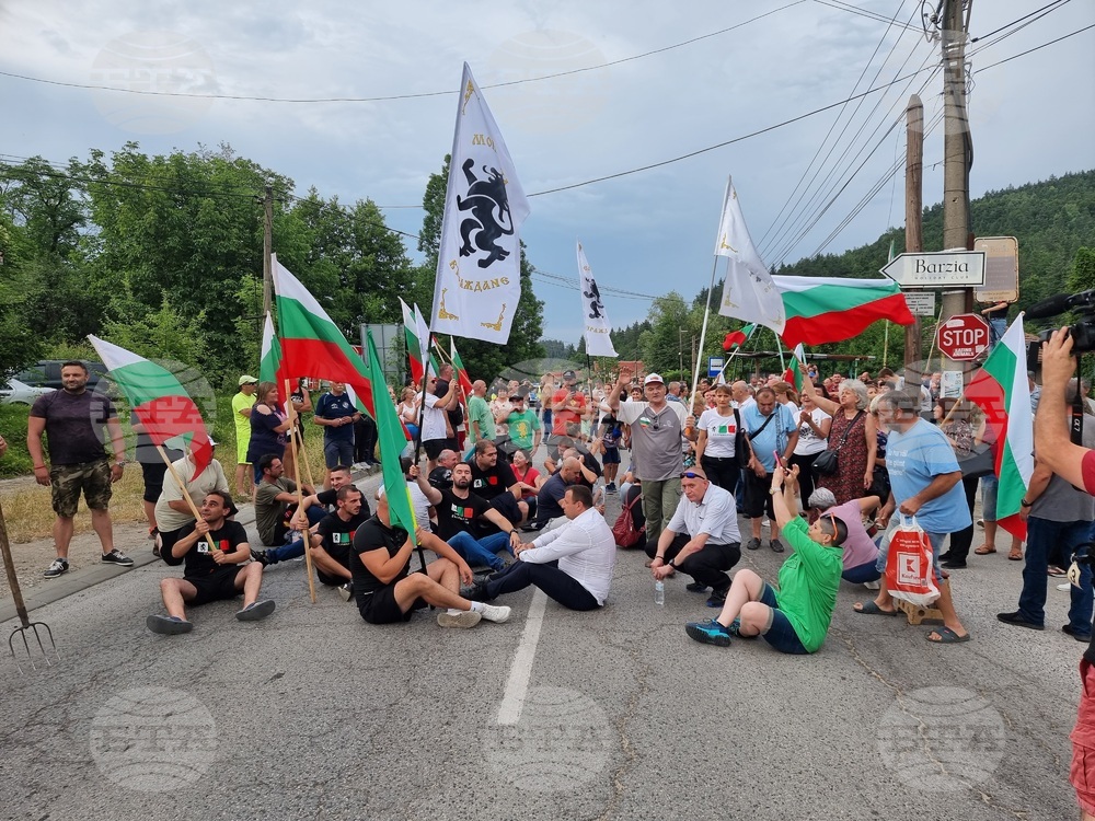 Село Бързия - преминаване на тирове през прохода Петрохан - протест