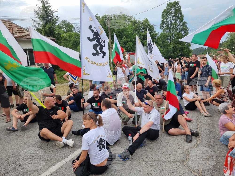 Село Бързия - преминаване на тирове през прохода Петрохан - протест