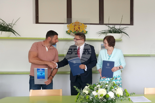 Троян - Кирил Вълчев - Донка Михайлова - договор за медийно партньорство - фестивал Jam on the river