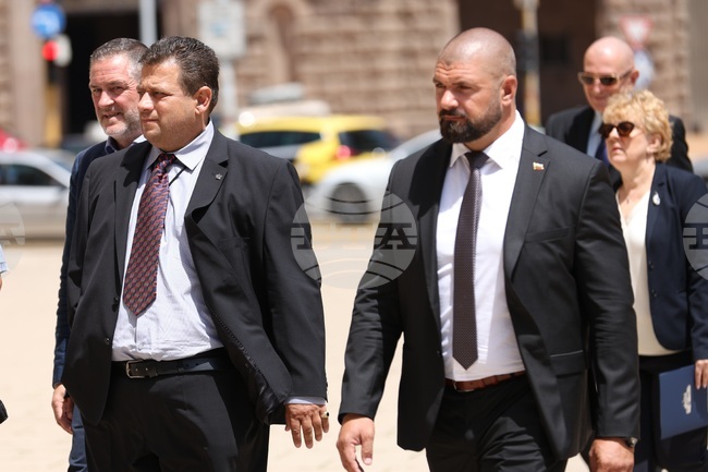  Президент - парламентарни групи - консултации - „Величие“