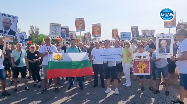 Собственици на фотоволтаични централи затвориха главния път София - Русе край Плевен в знак на протест