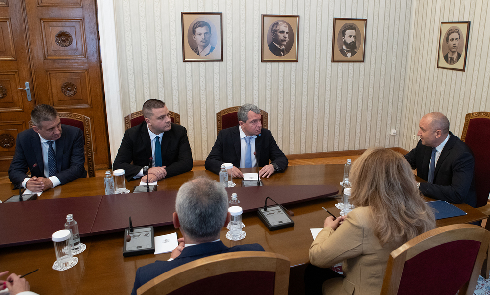 Президентът Радев се срещна с представители на парламентарната група на „Има такъв народ“ в рамките на конституционната процедура за връчване на първия мандат за съставяне на правителство