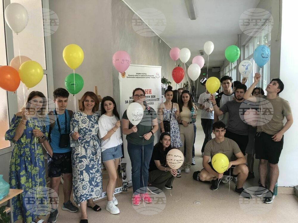 Балони с послания против дрогата полетяха над две училища в Разград