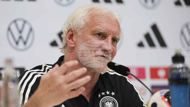 Директорът на националния тим на Германия Руди Фьолер за Тер Щеген: „Независимо дали бъдещето му е в Барселона или другаде, той трябва да играе“