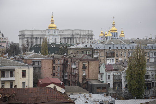 Германското посолство в Киев остава отворено, но в ограничен състав, съобщи министерството на външните работи в Берлин