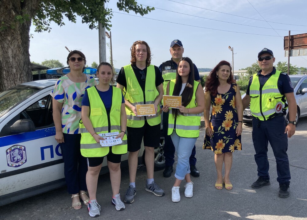 Община Ловеч: Ученици с акция по пътна безопасност „Ваканция! Да пазим децата на пътя!“