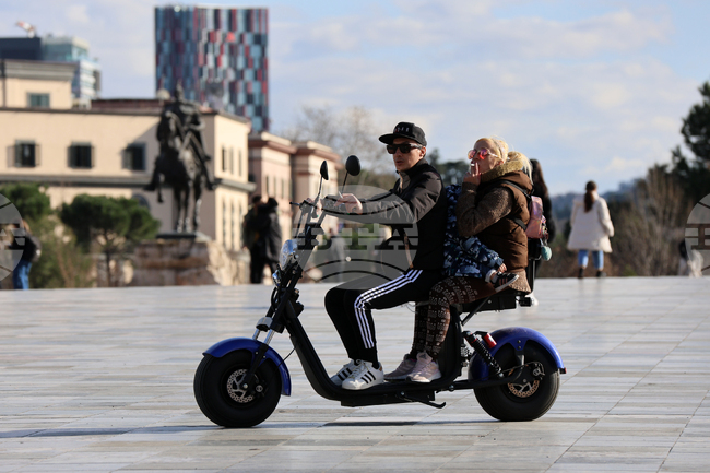 Временната забрана на електрическите тротинетки в Албания е намалила броя на инцидентите по пътищата, заяви албанският вътрешен министър