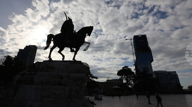 Албанският вицепремиер Белинда Балуку е отстранена от длъжност след обвинение в корупция