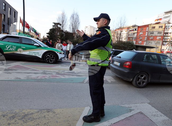 Албанската полиция затяга мерките за сигурност около училищата преди началото на учебната година 