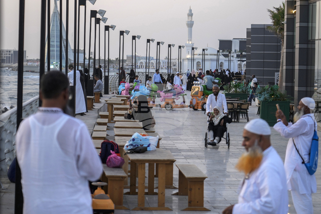 Саудитска Арабия е изправена пред нарастващи фискални рискове заради спад в приходите от петрол и високи разходи, отчита "Фич"