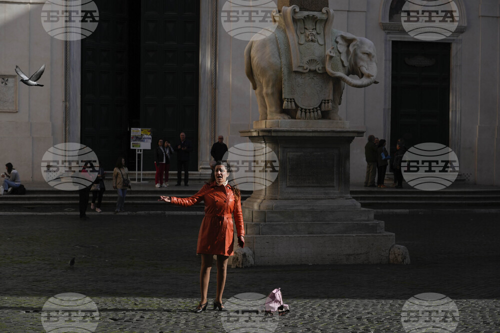 Една от бивните на статуя на Бернини в Рим е счупена по неизвестни засега причини