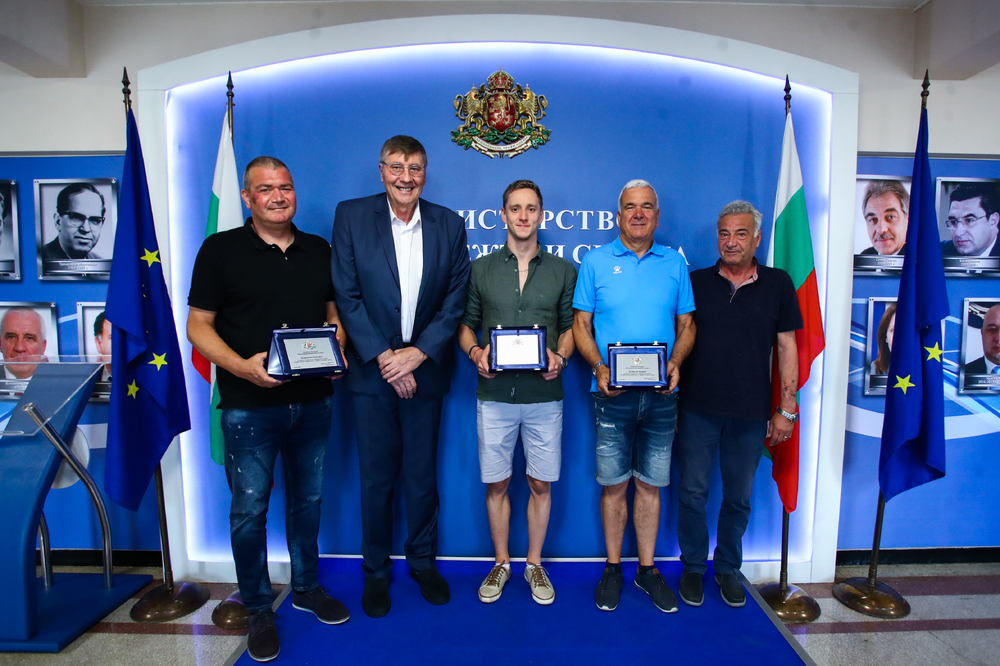 Министерство на младежта и спорта: Министър Глушков награди европейския шампион на 200 м бруст Любомир Епитропов