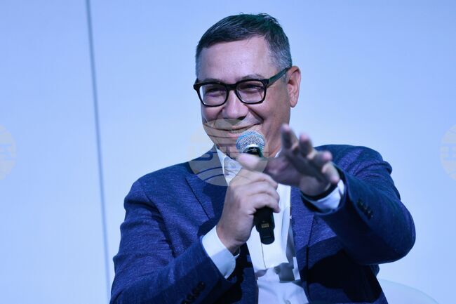 Бившият румънски премиер Виктор Понта внесе документите си за участие в президентските избори в Румъния през май