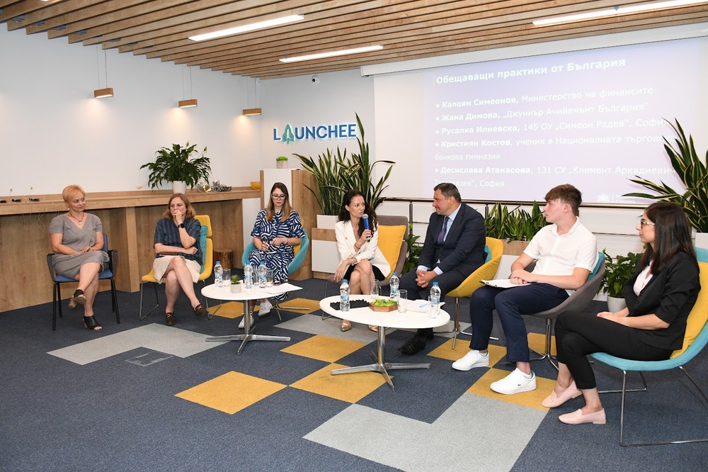 Министерство на образованието и науката – Изследване на ОИСР показа: Половината от 15-годишните ученици имат банкова сметка