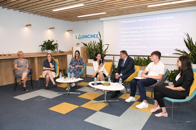 Министерство на образованието и науката – Изследване на ОИСР показа: Половината от 15-годишните ученици имат банкова сметка