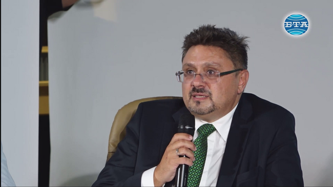 За първия учебен ден, 15 септември, ще бъде сложена паметна плоча на братята Далчеви в Солун, каза Кирил Вълчев