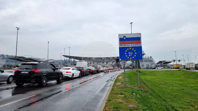 Словения засили граничните проверки, не прекратява разглеждането на молби на сирийци