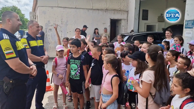 В Деня на отворените врати сектор „Пътна полиция“ – Търговище запозна деца с дейността на пътните полицаи