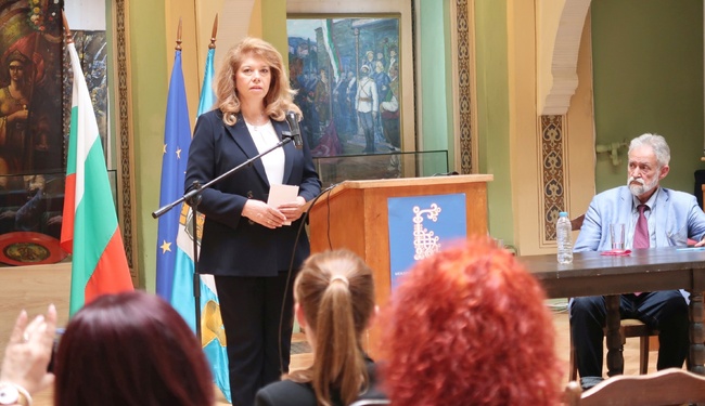 Вицепрезидентът: Българистиката има бъдеще, интересът към нея ще нараства