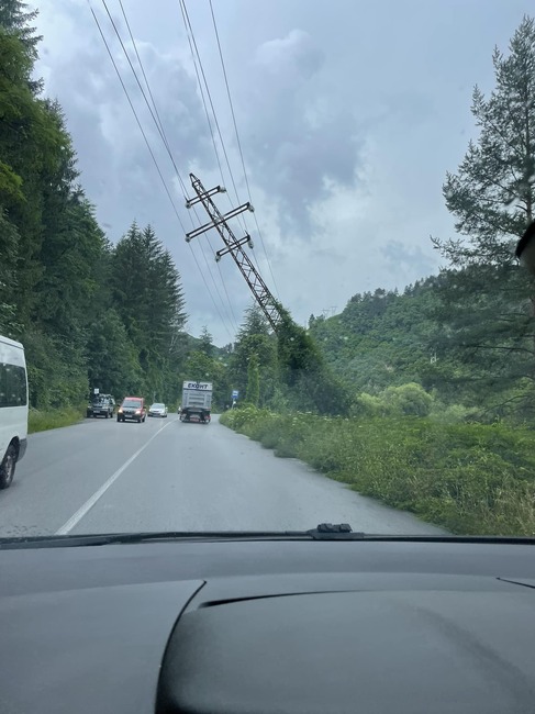 За около час ще бъде затворен пътят Самоков - София, за да бъде отстранен наклоненият електрически стълб
