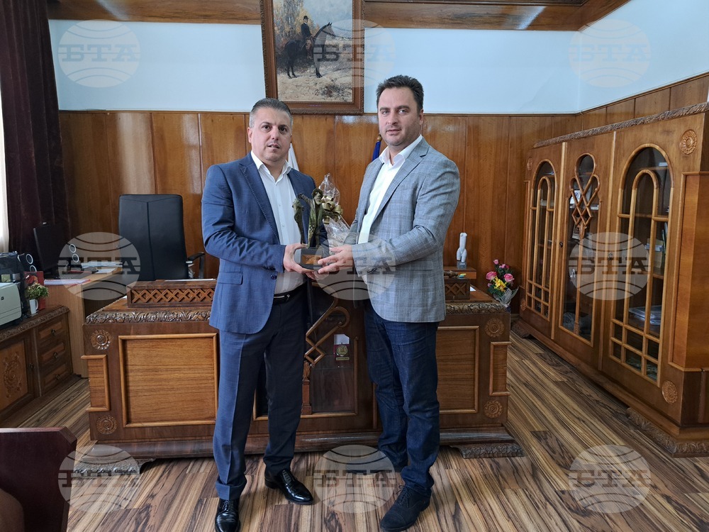 Възпитаник на Стопанска академия в Свищов дари наградата си от конкурса „Мистър и Мисис Икономика” на висшето училище