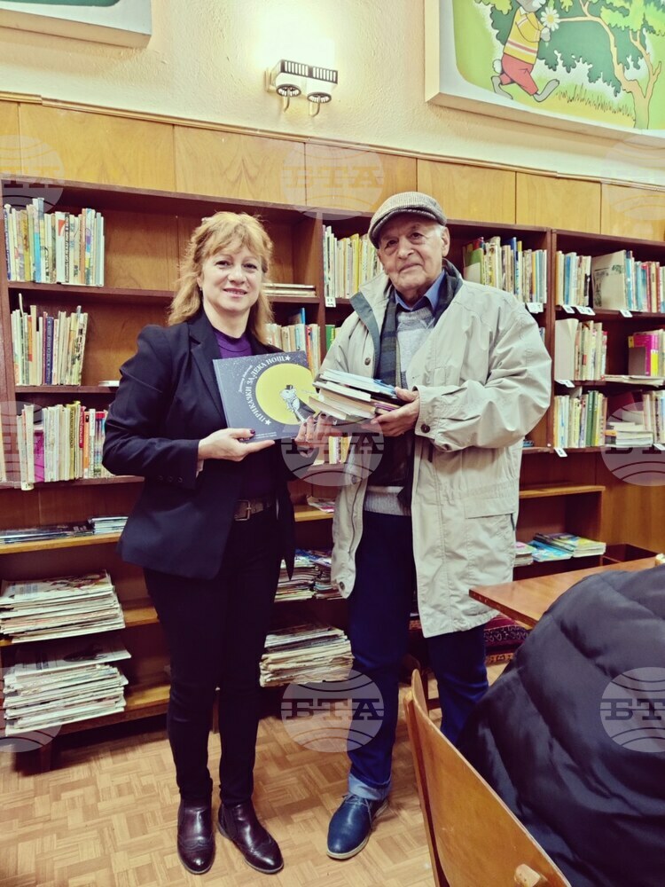 Библиотеката в старозагорското село Дълбоки получи дарение от книги от писателя Димитър Никленов