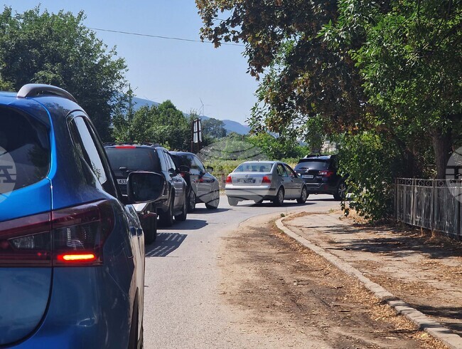 Затруднено е движението по пътя на влизане в София през село Владая 