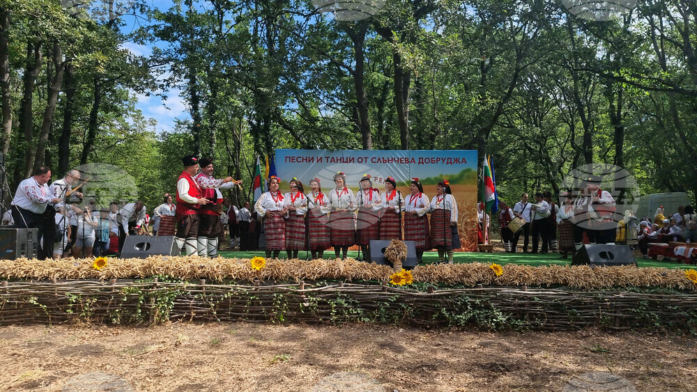 Село Дебрене - събор "Песни и танци от слънчева Добруджа"