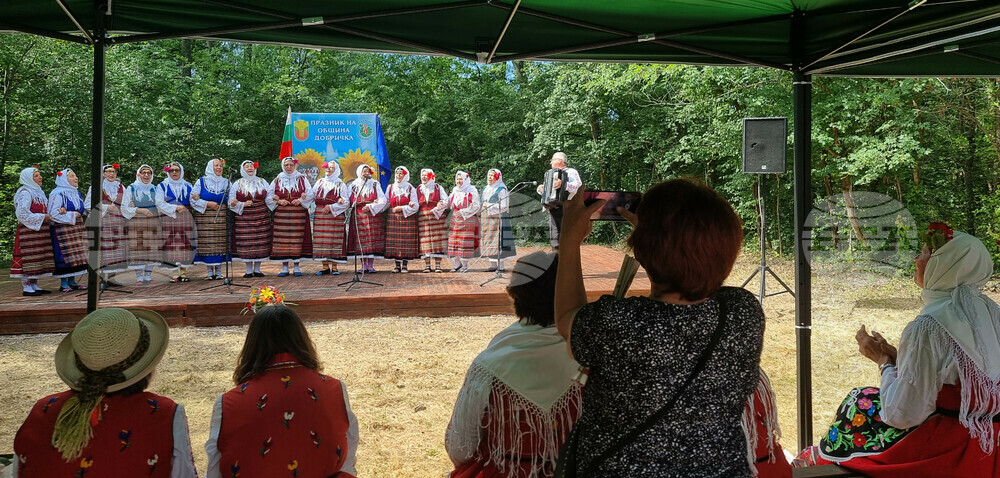Село Дебрене - събор "Песни и танци от слънчева Добруджа"