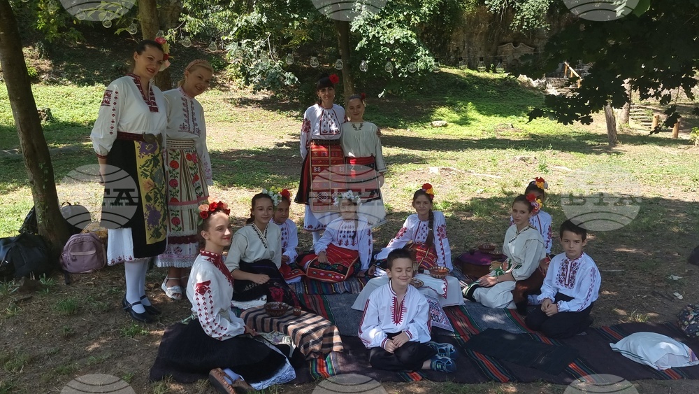 Плевен - Фолклорен събор "Кайлъшка шевица" - народни носии