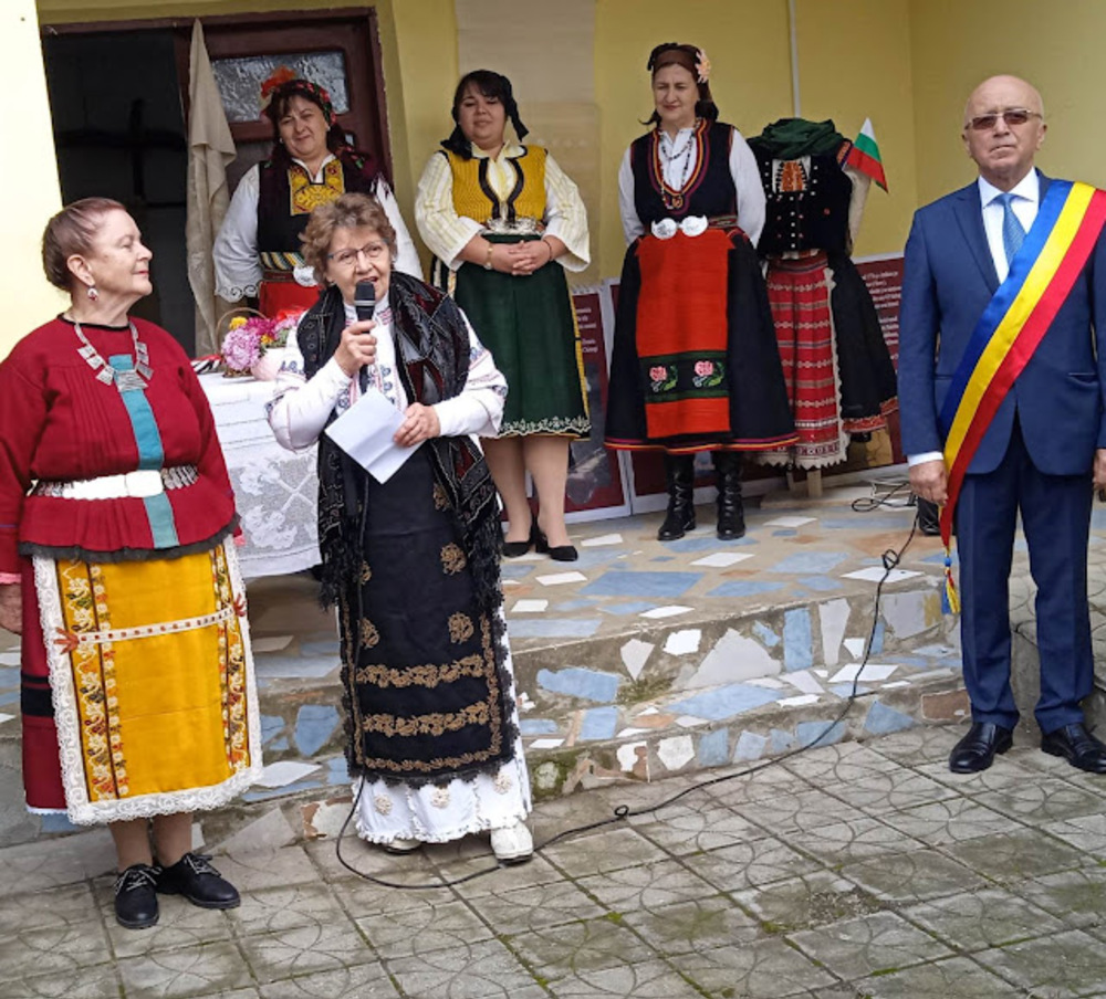Педагожка от Тутракан представи изложба с народни носии в Румънския град Кирнодж