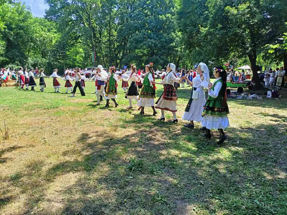 Община Плевен: С празнично хоро започна първото издание на фолклорния събор „Кайлъшка шевица“