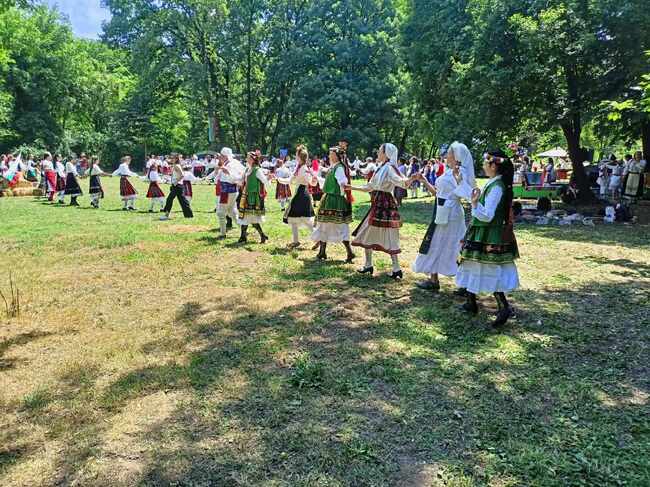 Община Плевен: С празнично хоро започна първото издание на фолклорния събор „Кайлъшка шевица“