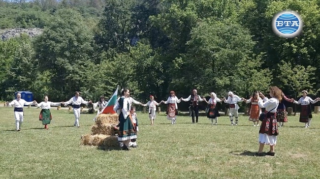 Пазители на българския фолклор участват в първия събор "Кайлъшка шевица" в Плевен