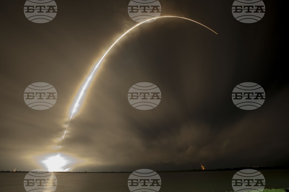 Изстреляната от Северна Корея балистична ракета е прелетяла около 300 км; паднала е извън изключителната икономическа зона на Япония