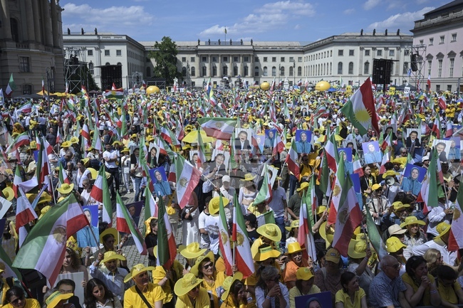 Протестиращи в Берлин отправиха призив за смяна на режима в Техеран