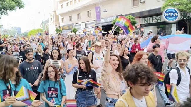 Букурещ прайд и контрашествие за семейството изкараха хиляди хора по улиците на румънската столица