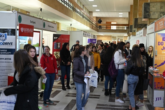 70 водещи компании участваха в „Дни на кариерата 2022“ в УНСС