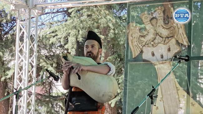 Над 700 участници от различни краища на България се включиха в 54-ото издание на фолклорния събор „Златната гъдулка” в Русе