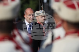 Президент - патриарх - Паметник на „Незнайния воин“ - венци