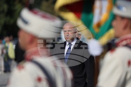 Президент - патриарх - Паметник на „Незнайния воин“ - венци