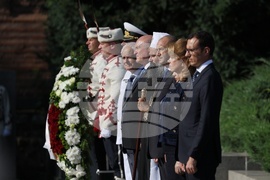 Президент - патриарх - Паметник на „Незнайния воин“ - венци